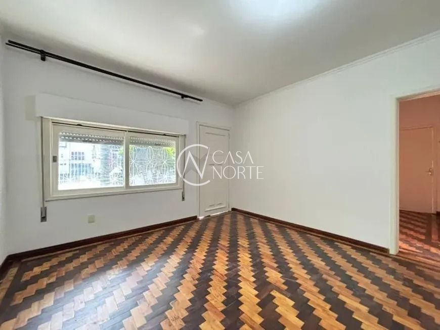 Casa à venda com 3 quartos, 298m², 2 vagas, Rua Caieira no bairro Medianeira em Porto Alegre