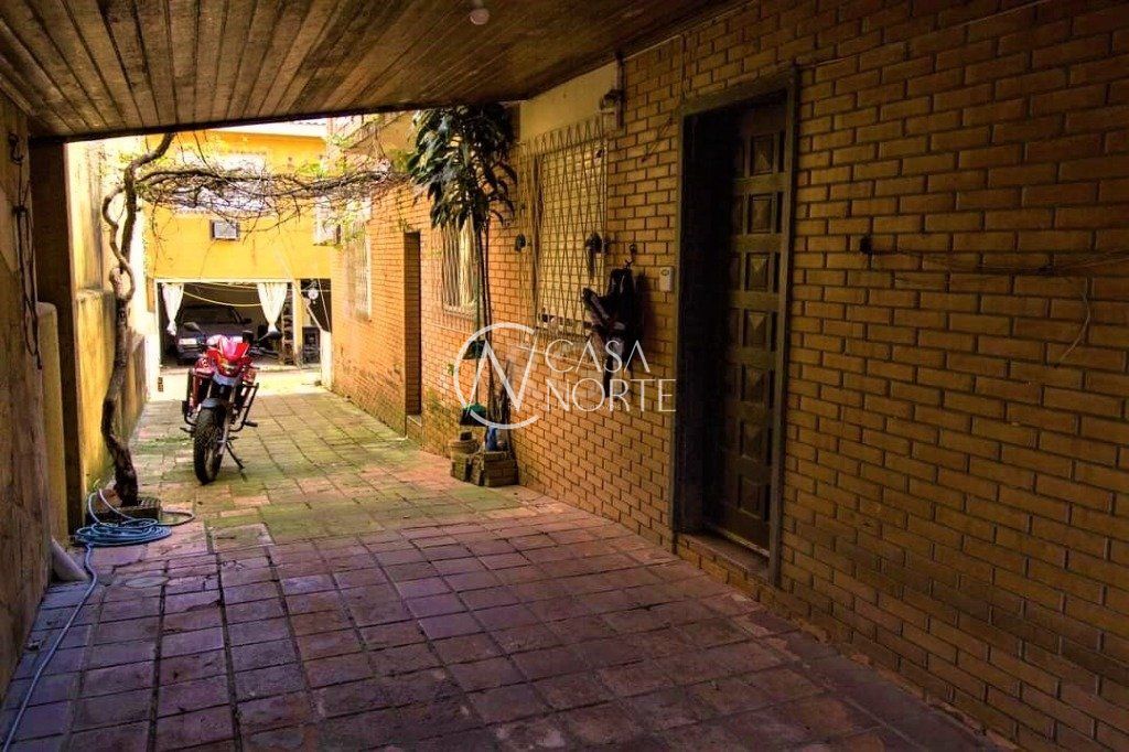 Casa à venda com 3 quartos, 287m², 2 suítes, 4 vagas, Rua Marcio Dias no bairro Nonoai em Porto Alegre