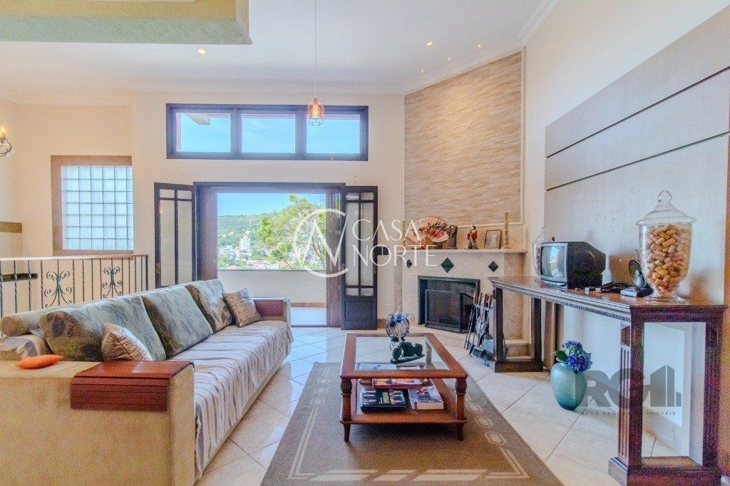 Casa à venda com 4 quartos, 350m², 1 suíte, 4 vagas, Rua Octávio de Souza no bairro Teresópolis em Porto Alegre