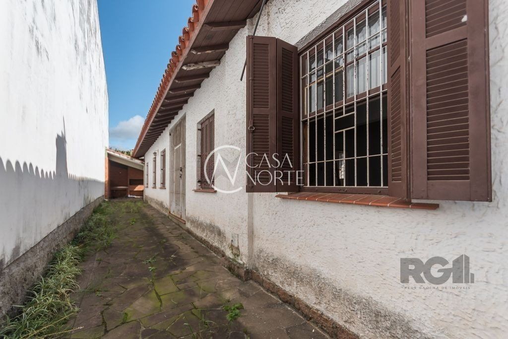 Casa à venda com 4 quartos, 169m², 3 vagas, Avenida Niterói no bairro Medianeira em Porto Alegre