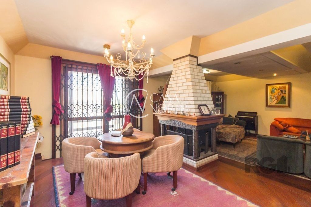 Casa à venda com 4 quartos, 470m², 3 suítes, 5 vagas, Rua Jorge Salis Goulart no bairro Jardim São Pedro em Porto Alegre