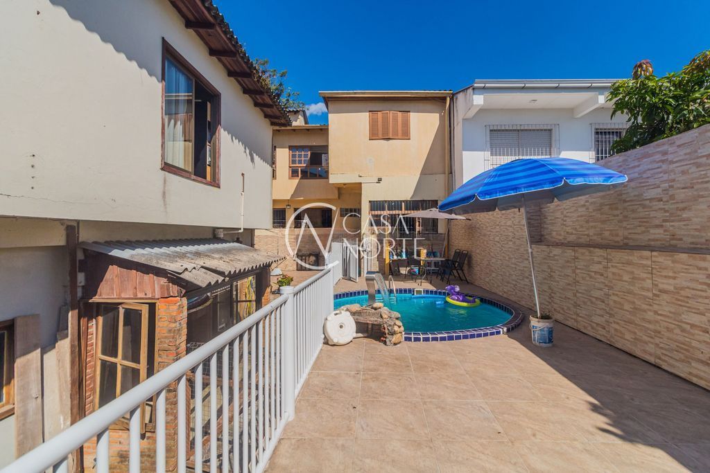 Casa à venda com 4 quartos, 193m², 1 suíte, 3 vagas, Rua Xavier da Cunha no bairro Nonoai em Porto Alegre