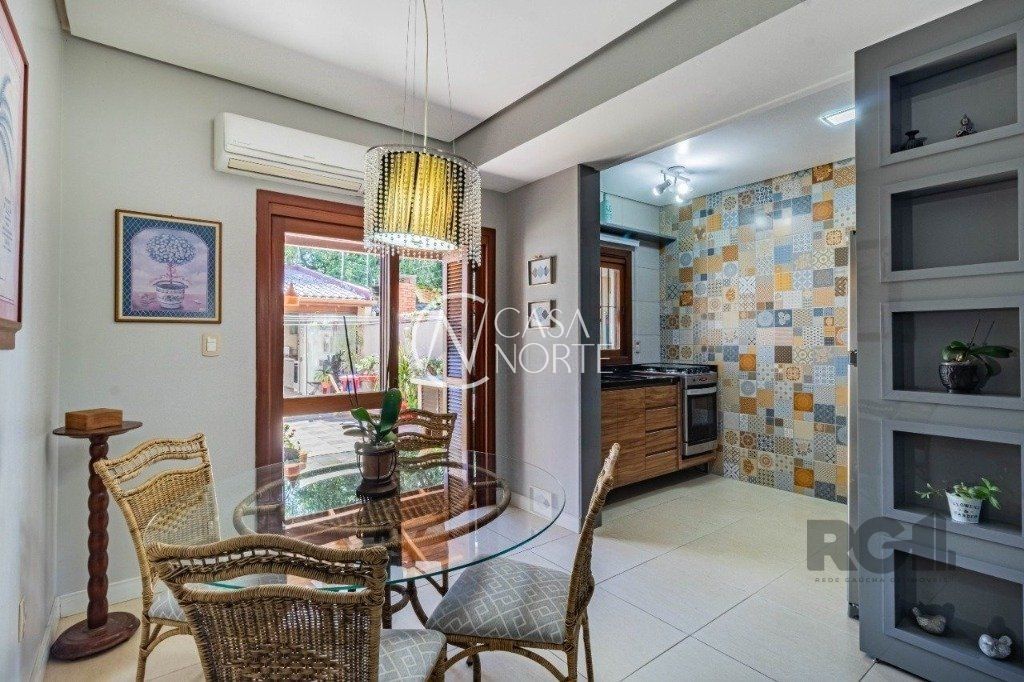 Casa à venda com 3 quartos, 186m², 2 suítes, 2 vagas, Rua Stephan Zweig no bairro Cavalhada em Porto Alegre