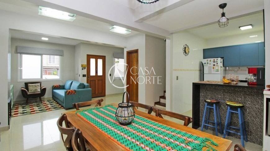 Casa à venda com 3 quartos, 129m², 1 suíte, 2 vagas, Rua Roberto Santini no bairro Hípica em Porto Alegre