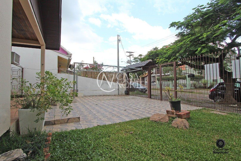Casa à venda com 3 quartos, 177m², 1 suíte, 4 vagas, Rua Jacipuia no bairro Guarujá em Porto Alegre