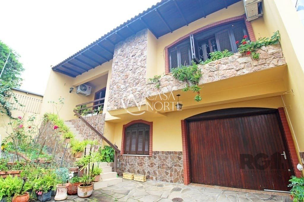 Casa à venda com 3 quartos, 154m², 2 vagas, Rua Umbu no bairro Passo da Areia em Porto Alegre