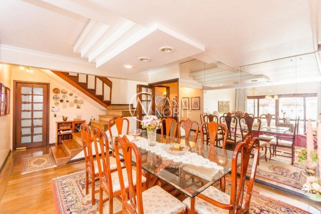 Casa à venda com 4 quartos, 333m², 1 suíte, 4 vagas, Rua Geraldo Souza Moreira no bairro Passo da Areia em Porto Alegre