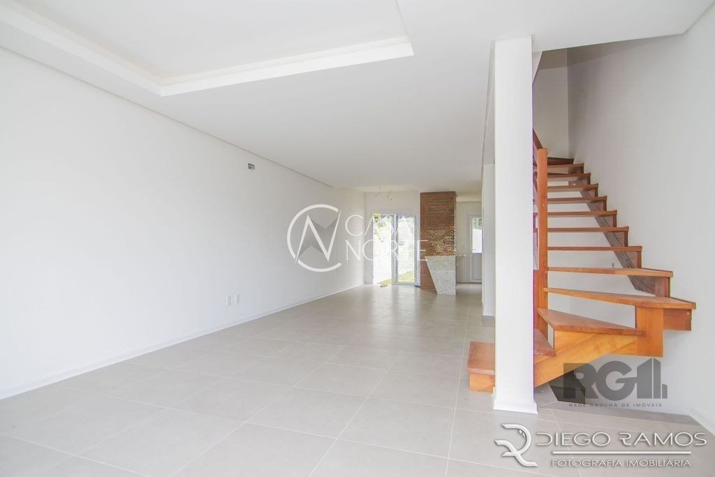 Sobrado à venda com 3 quartos, 161m², 3 suítes, 3 vagas, Avenida Altos do Santa Rita no bairro Hípica em Porto Alegre