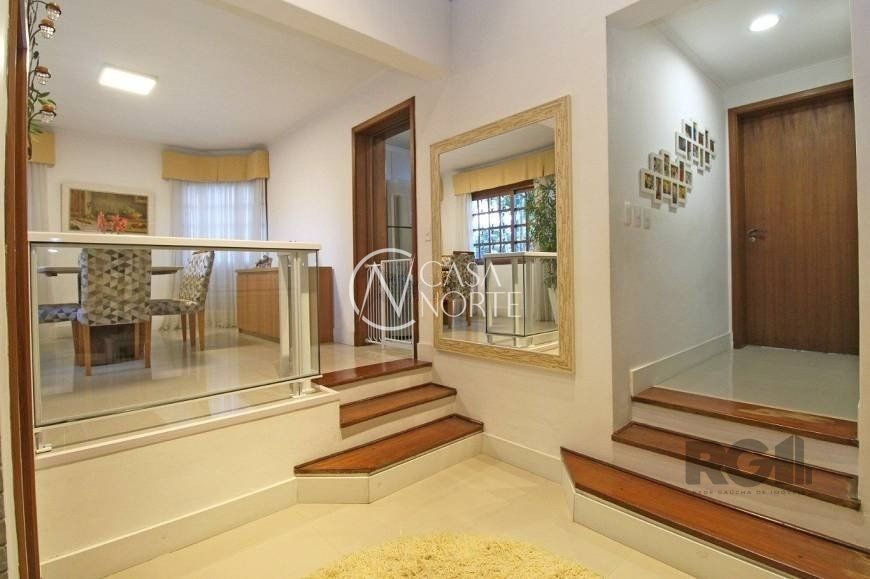 Casa à venda com 3 quartos, 245m², 1 suíte, 4 vagas, Rua Doutor Egydio Michaelsen no bairro Cavalhada em Porto Alegre