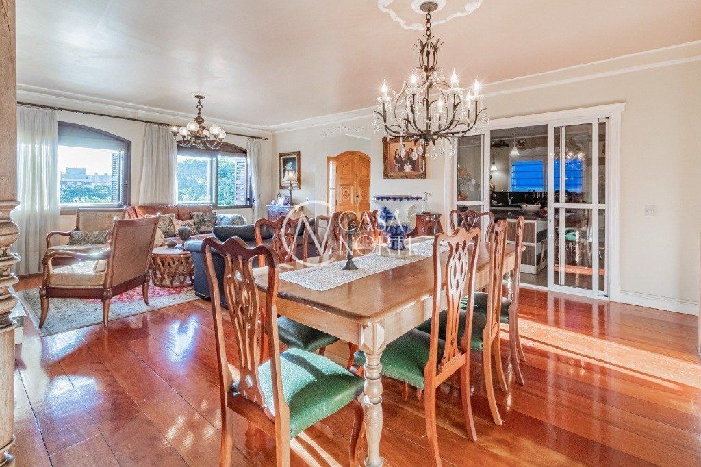 Casa à venda com 3 quartos, 284m², 1 suíte, 4 vagas, Rua Maestro Salvador Campanella no bairro Jardim Itu em Porto Alegre