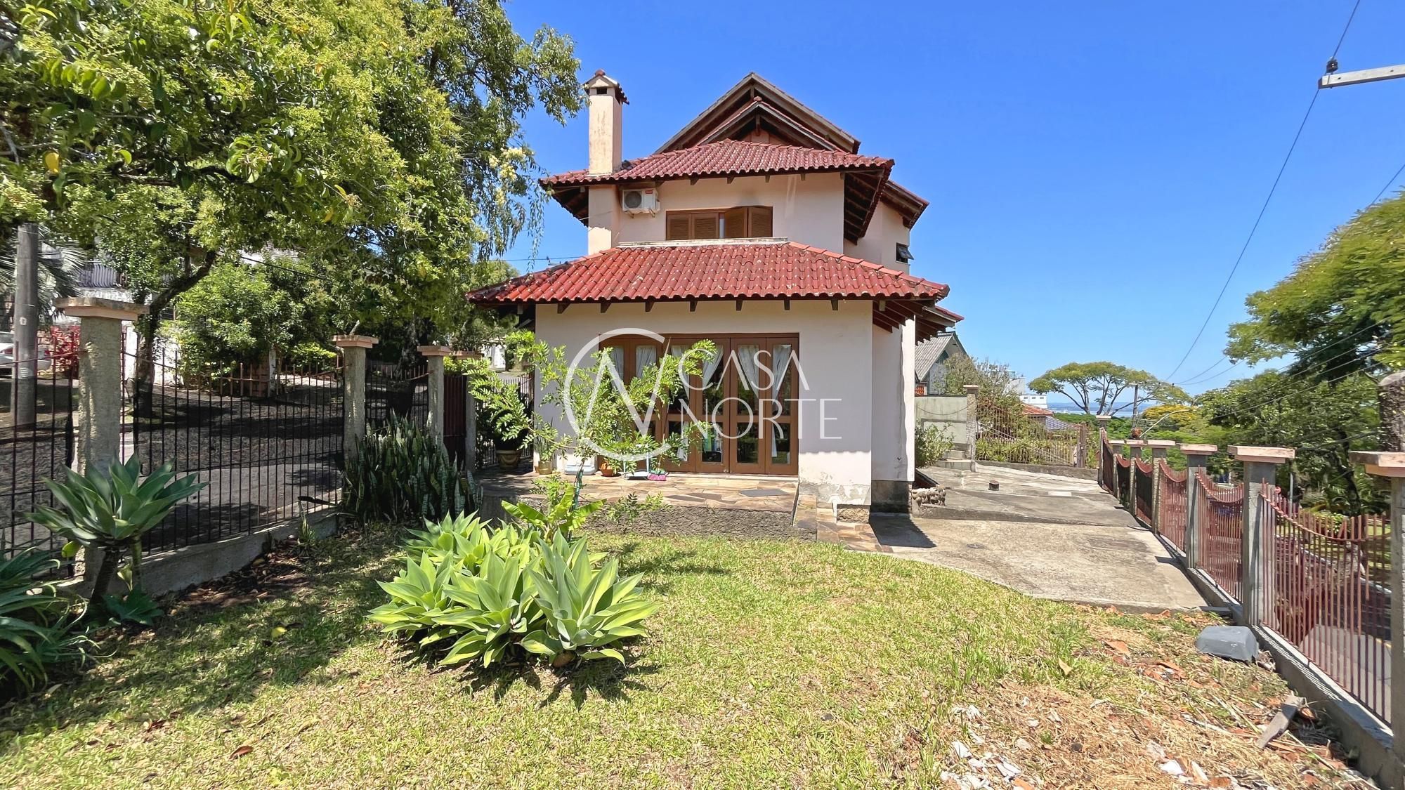 Casa à venda com 3 quartos, 235m², 1 suíte, 3 vagas, Rua Fernando Osório no bairro Teresópolis em Porto Alegre