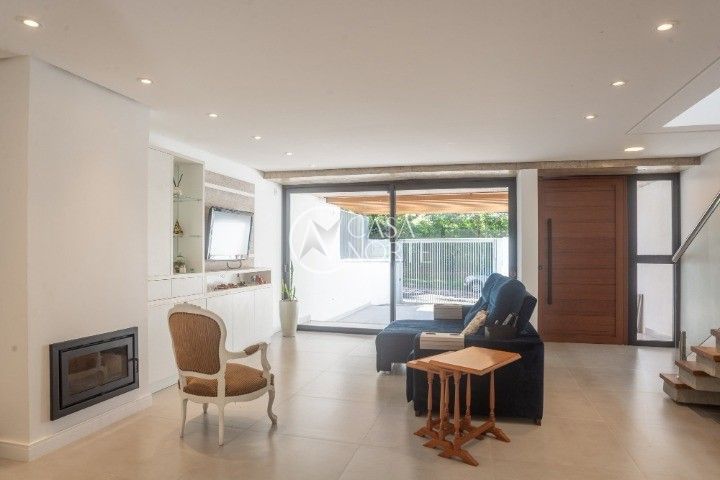 Casa à venda com 3 quartos, 168m², 3 suítes, 2 vagas, Rua Professor Carlos de Paula Couto no bairro Jardim Isabel em Porto Alegre