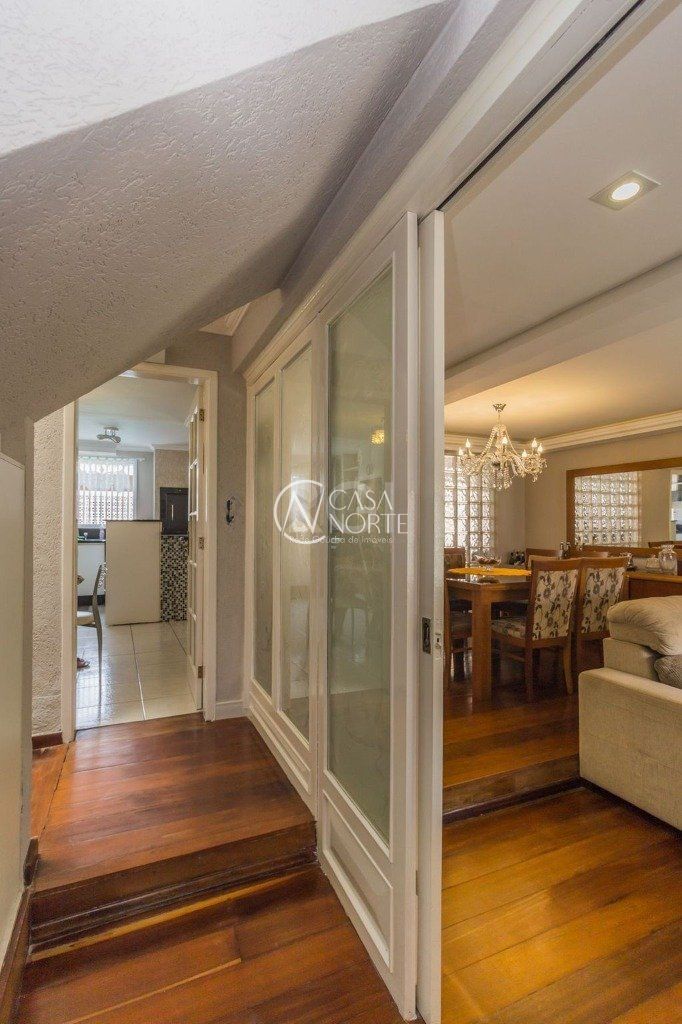 Casa à venda com 4 quartos, 230m², 2 suítes, 3 vagas, Travessa Kuluene no bairro Coronel Aparício Borges em Porto Alegre