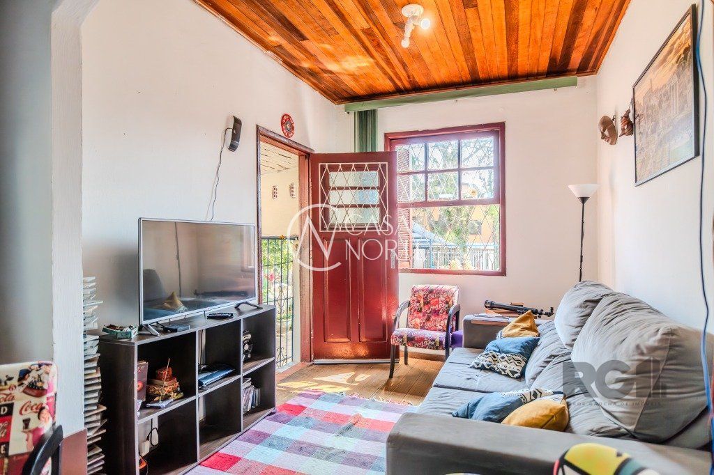 Casa à venda com 2 quartos, 130m², 4 vagas, Rua Cangussu no bairro Nonoai em Porto Alegre