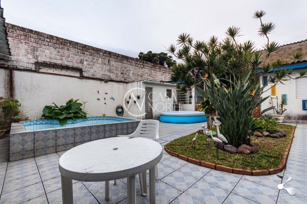 Casa à venda com 3 quartos, 240m², 1 suíte, 3 vagas, Rua Coronel Massot no bairro Cristal em Porto Alegre