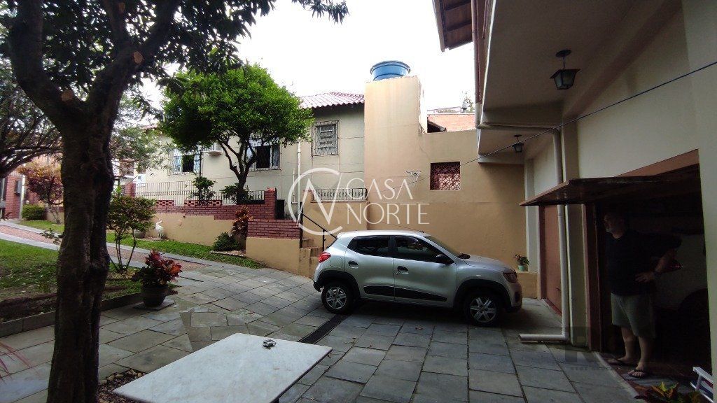 Casa à venda com 2 quartos, 220m², 1 suíte, 2 vagas, Rua Vidal de Negreiros no bairro Vila São José em Porto Alegre