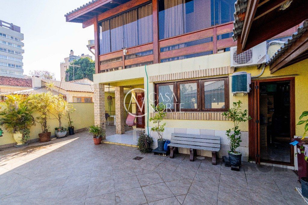 Casa à venda com 4 quartos, 304m², 2 suítes, 3 vagas, Travessa Porto Príncipe no bairro Jardim Lindóia em Porto Alegre