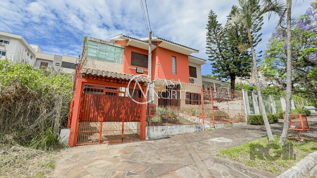 Casa à venda com 4 quartos, 430m², 3 suítes, 6 vagas, Rua Joel Halpern no bairro Jardim Itu em Porto Alegre