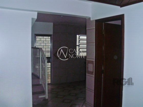 Casa à venda com 5 quartos, 218m², 1 suíte, 3 vagas, Rua Glenio Peres no bairro Vila Nova em Porto Alegre