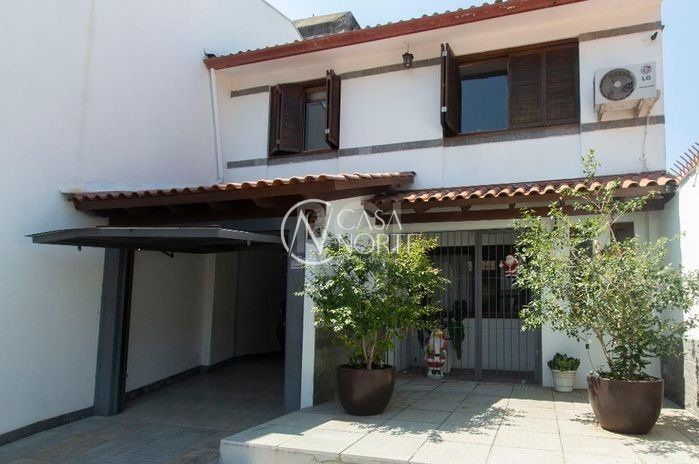Casa à venda com 3 quartos, 240m², 1 suíte, 3 vagas, Rua Augusto Attilio Giordani no bairro São Sebastião em Porto Alegre