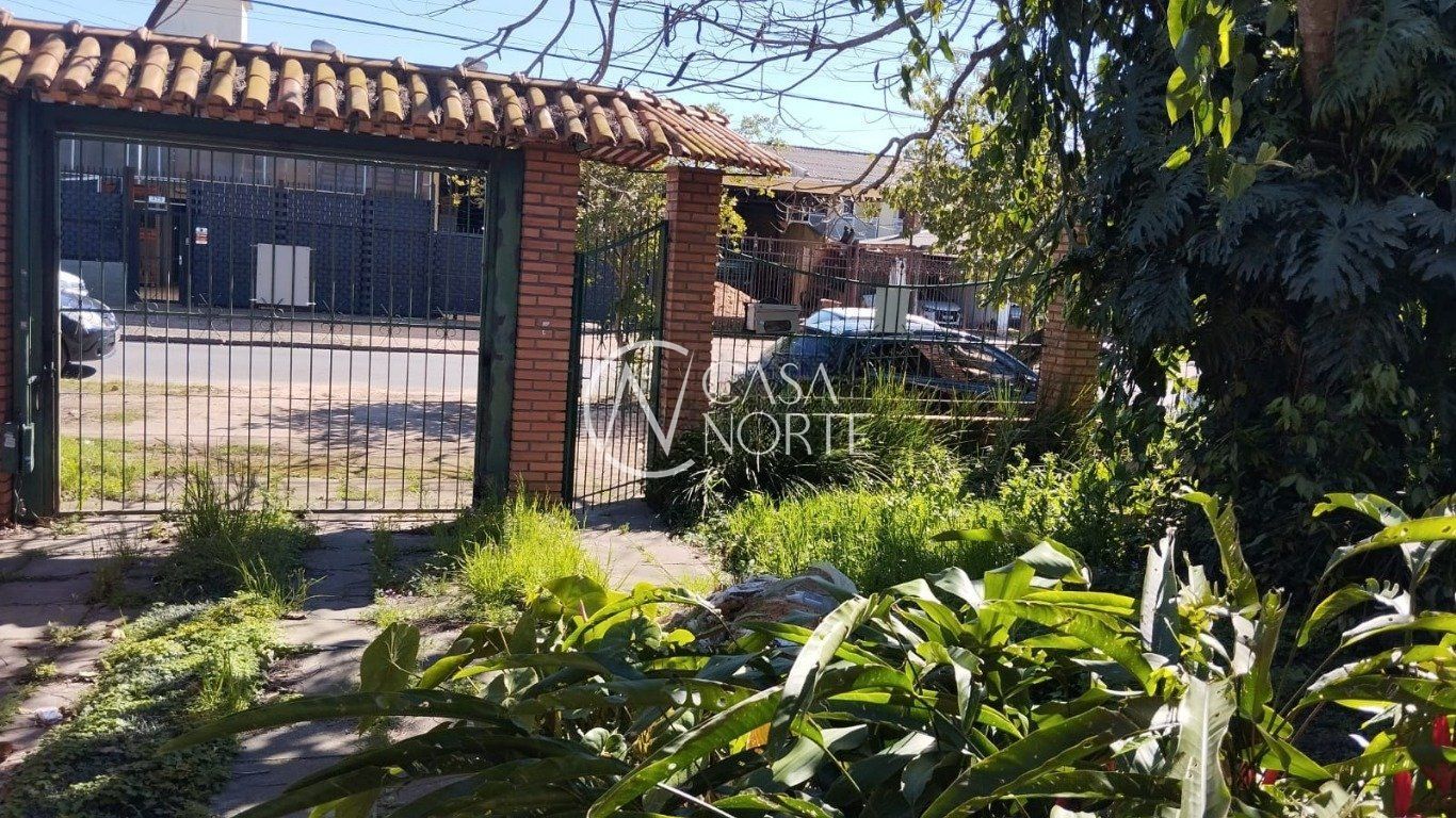 Casa à venda com 3 quartos, 257m², 1 suíte, 3 vagas, Avenida Orleaes no bairro Guarujá em Porto Alegre