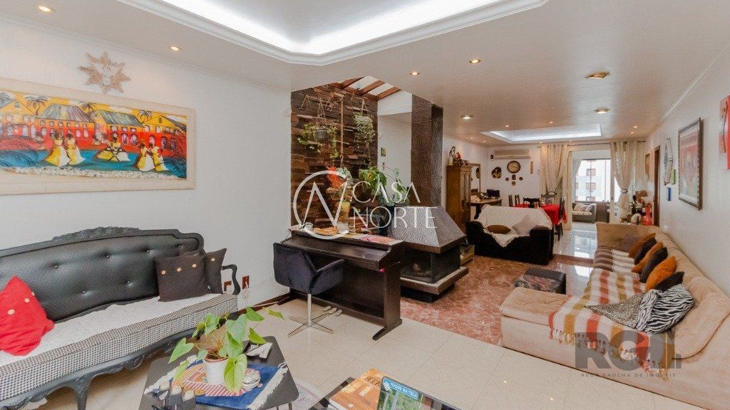 Casa à venda com 4 quartos, 394m², 2 suítes, 4 vagas, Rua Edmundo Bastian no bairro Cristo Redentor em Porto Alegre