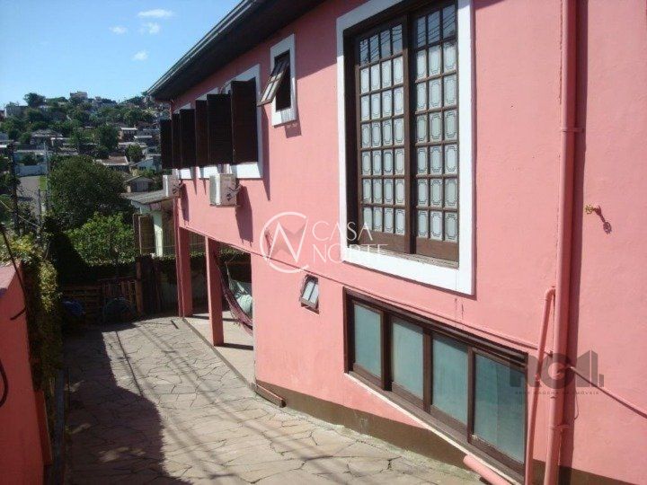 Casa à venda com 4 quartos, 198m², 6 vagas, Avenida Quaraí no bairro Nonoai em Porto Alegre