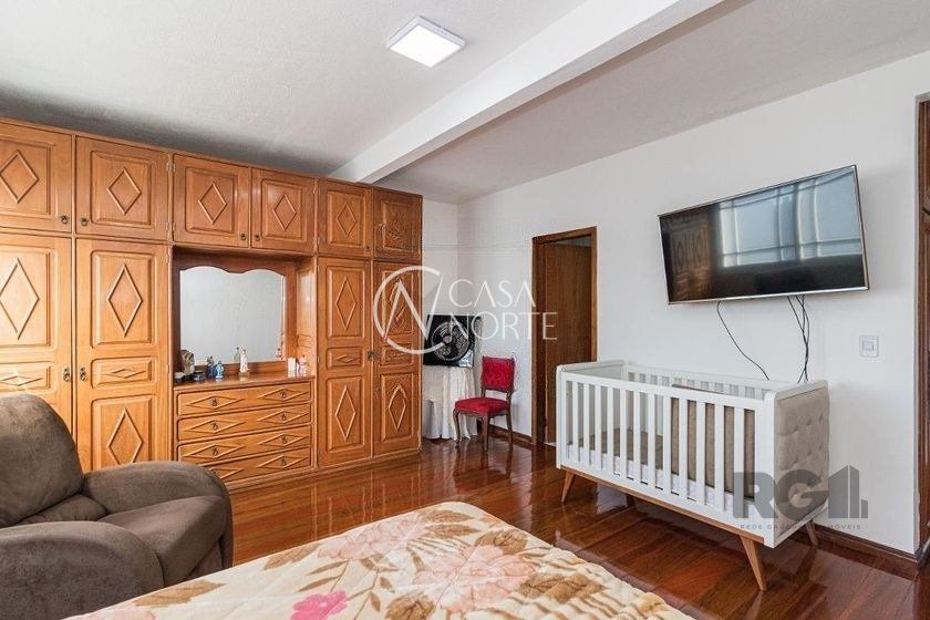 Casa à venda com 4 quartos, 266m², 1 suíte, 3 vagas, Avenida Delmar Rocha Barbosa no bairro Parque Santa Fé em Porto Alegre