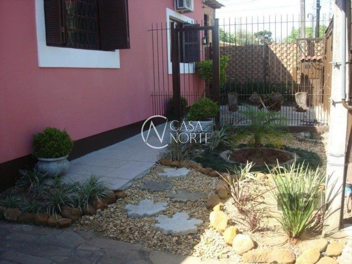 Casa à venda com 4 quartos, 198m², 6 vagas, Avenida Quaraí no bairro Nonoai em Porto Alegre