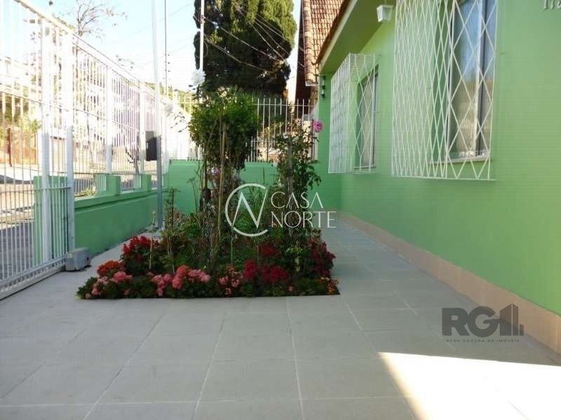 Casa à venda com 3 quartos, 150m², 4 vagas, Rua Doutor Francisco de Sa Brito no bairro Partenon em Porto Alegre