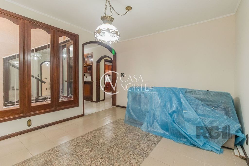 Casa à venda com 5 quartos, 287m², 1 suíte, 4 vagas, Rua Elias Bothome no bairro Jardim Itu em Porto Alegre