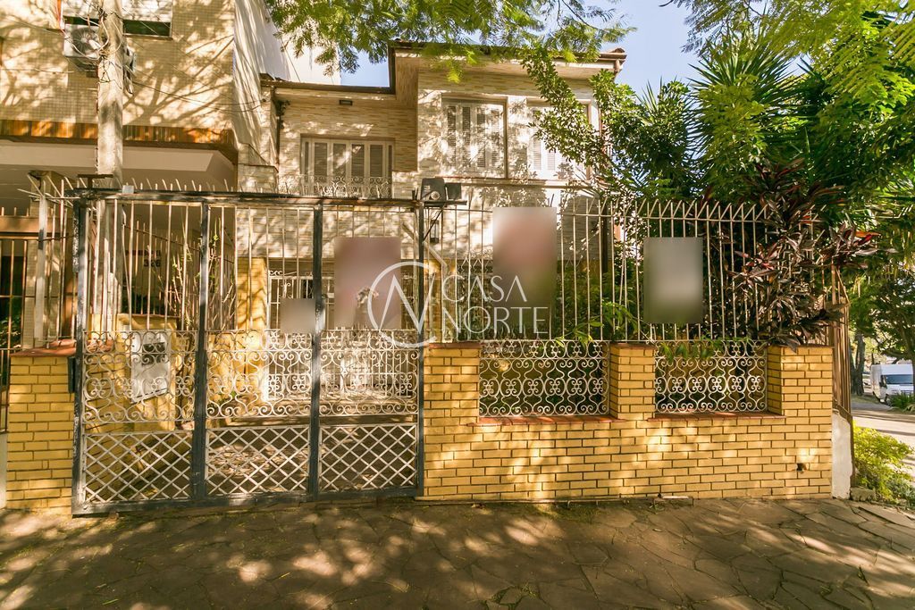 Casa à venda com 4 quartos, 235m², 2 suítes, 2 vagas, Rua Sinimbú no bairro Petrópolis em Porto Alegre