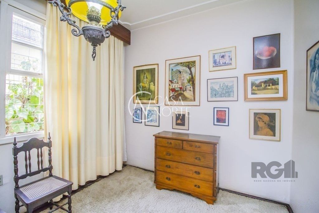 Casa à venda com 4 quartos, 258m², 1 suíte, 3 vagas, Rua Bernardino Caetano Fraga no bairro Santa Tereza em Porto Alegre