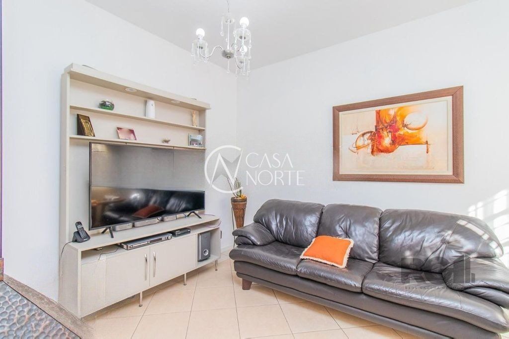 Casa à venda com 4 quartos, 189m², 1 suíte, 4 vagas, Rua da Prudência no bairro Cavalhada em Porto Alegre