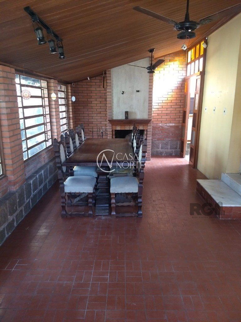 Casa à venda com 3 quartos, 168m², 3 vagas, Rua Frederico Etzberger no bairro Nonoai em Porto Alegre