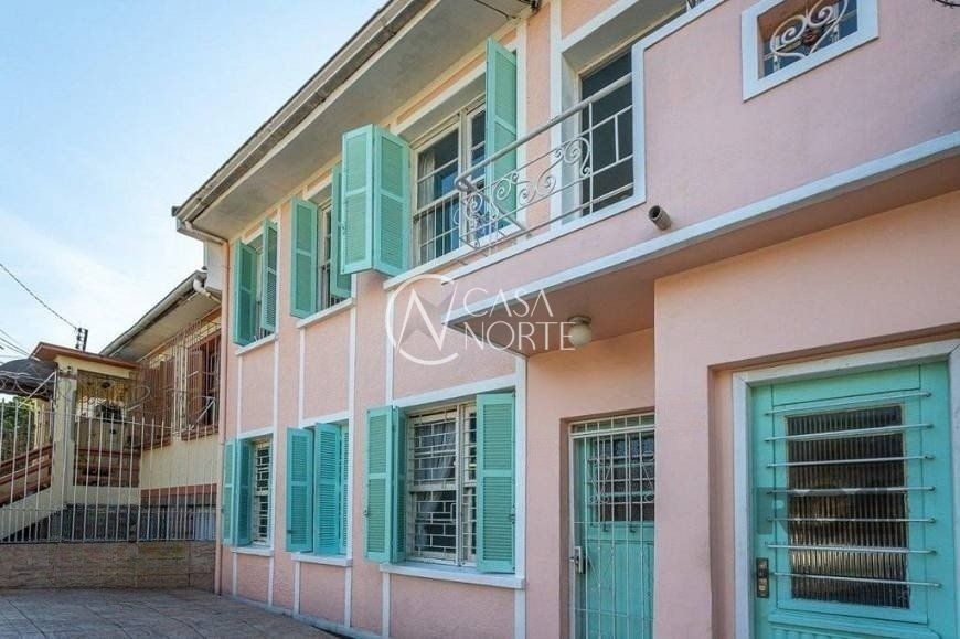 Casa à venda com 4 quartos, 165m², 2 vagas, Rua Nossa Senhora Medianeira no bairro Medianeira em Porto Alegre
