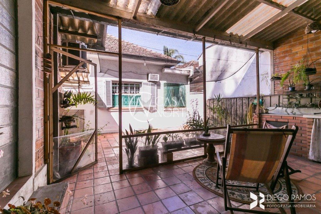 Casa à venda com 3 quartos, 198m², 1 suíte, 4 vagas, Rua Saica no bairro Petrópolis em Porto Alegre