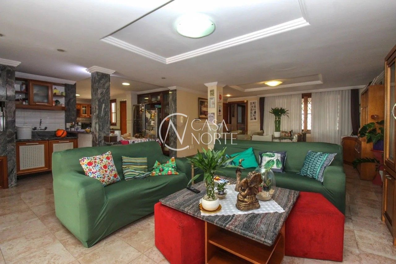 Casa à venda com 3 quartos, 612m², 3 suítes, 8 vagas, Travessa Miguel Pereira no bairro Medianeira em Porto Alegre