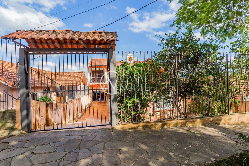 Casa à venda com 6 quartos, 256m², 1 suíte, 4 vagas, Rua Professor Abílio Azambuja no bairro Jardim do Salso em Porto Alegre
