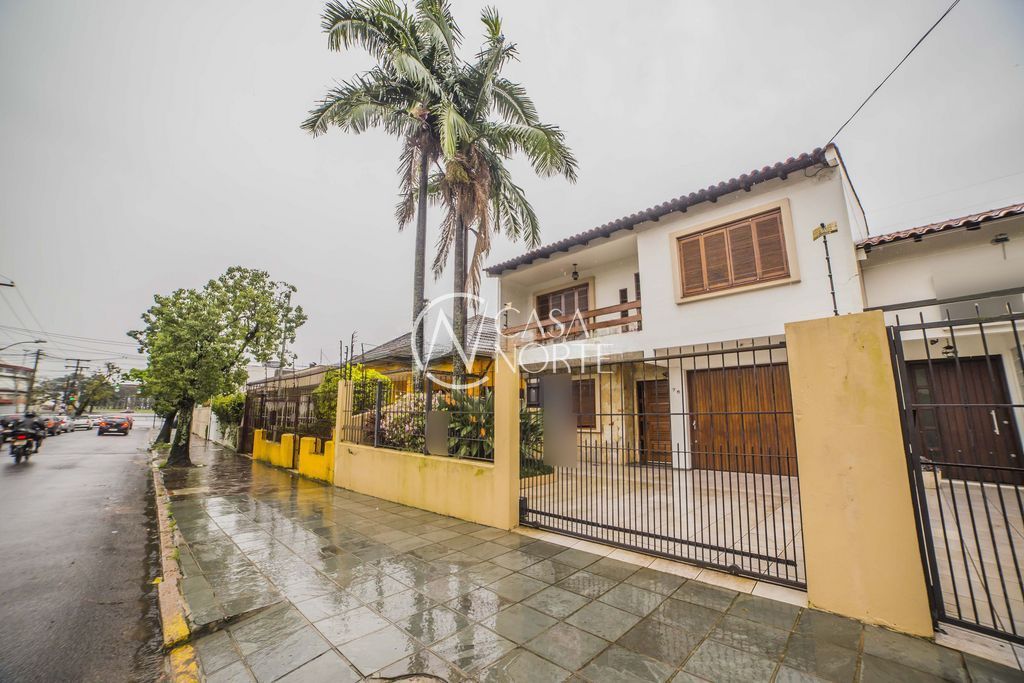 Casa à venda com 4 quartos, 311m², 1 suíte, 4 vagas, Rua Otávio Dutra no bairro Santa Tereza em Porto Alegre