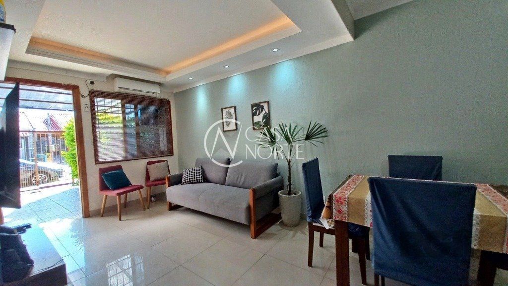 Casa à venda com 2 quartos, 49m², 2 vagas, Rua Darcy de Bastos Germann no bairro Hípica em Porto Alegre