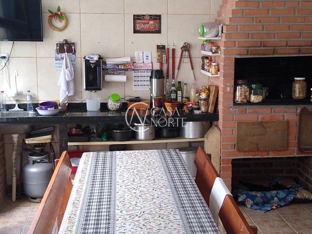 Casa à venda com 3 quartos, 240m², 3 vagas, Rua Dario Totta no bairro Teresópolis em Porto Alegre