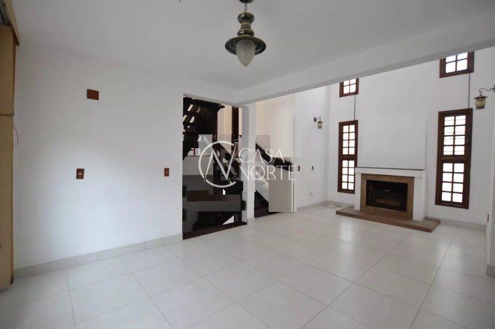 Casa à venda com 4 quartos, 267m², 1 suíte, 2 vagas, Rua Doutor Pereira Neto no bairro Tristeza em Porto Alegre