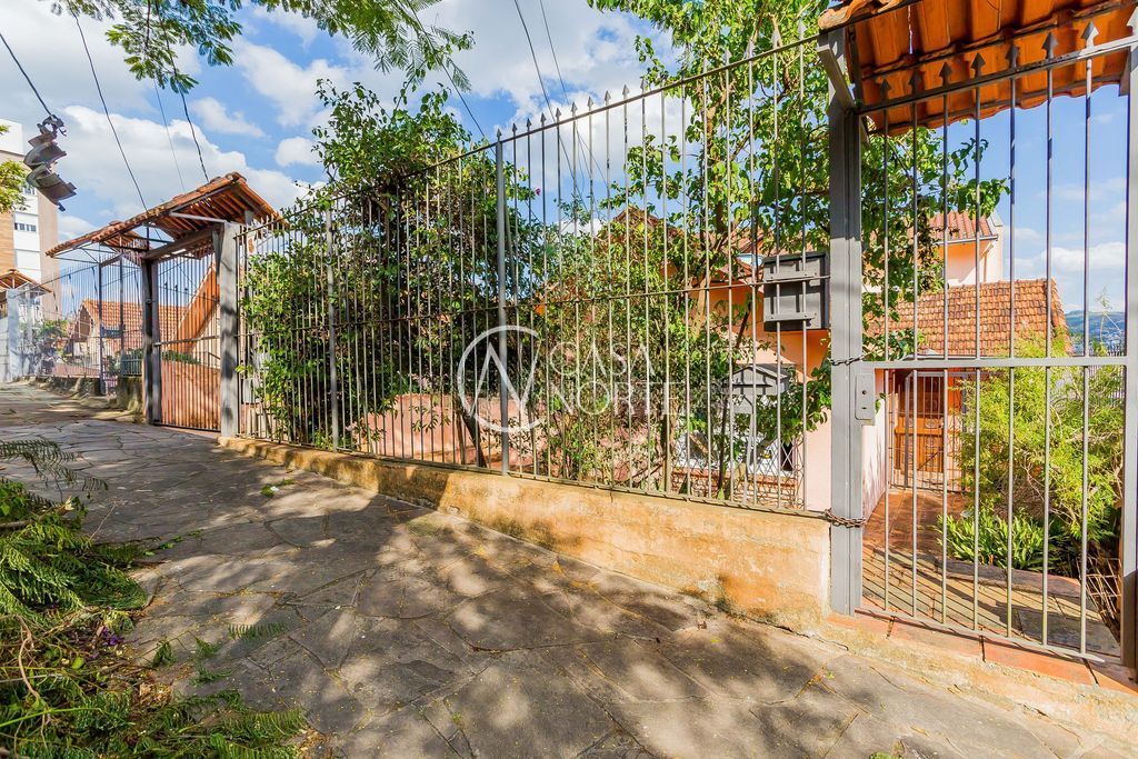 Casa à venda com 6 quartos, 256m², 1 suíte, 4 vagas, Rua Professor Abílio Azambuja no bairro Jardim do Salso em Porto Alegre