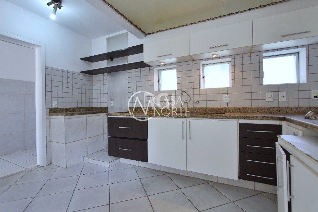 Casa à venda com 3 quartos, 199m², 1 suíte, 4 vagas, Rua Upamaroti no bairro Cristal em Porto Alegre