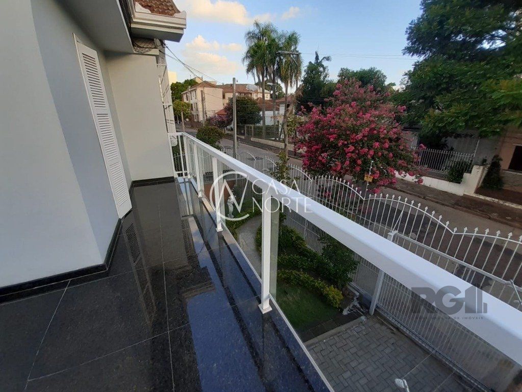 Casa à venda com 4 quartos, 251m², 1 suíte, 2 vagas, Rua Germano Hasslocher no bairro Azenha em Porto Alegre