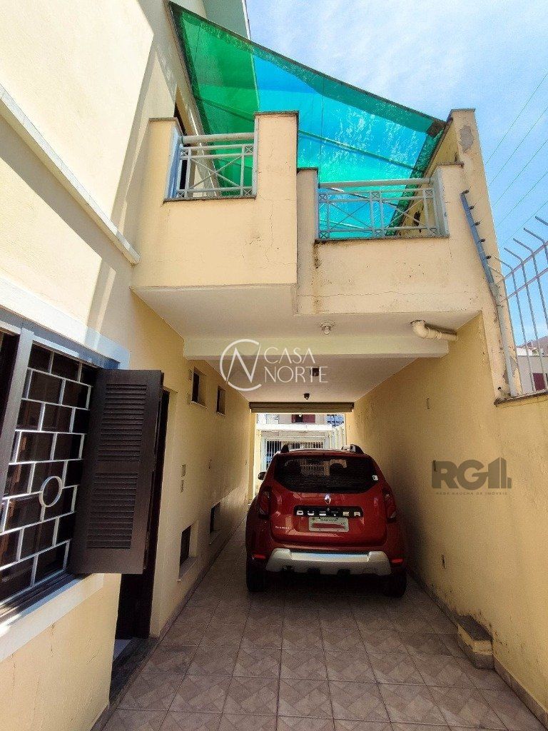 Casa à venda com 4 quartos, 230m², 2 suítes, 3 vagas, Rua Amaragi no bairro Cristo Redentor em Porto Alegre