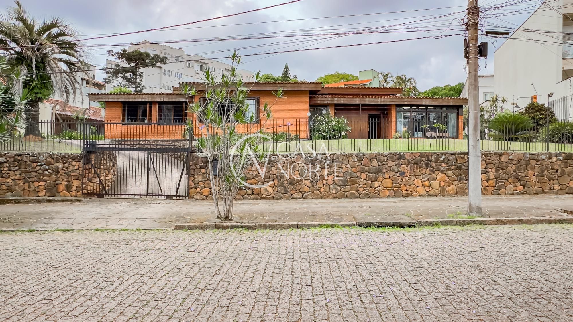 Casa à venda com 3 quartos, 313m², 1 suíte, 6 vagas, Rua João Paetzel no bairro Chácara das Pedras em Porto Alegre