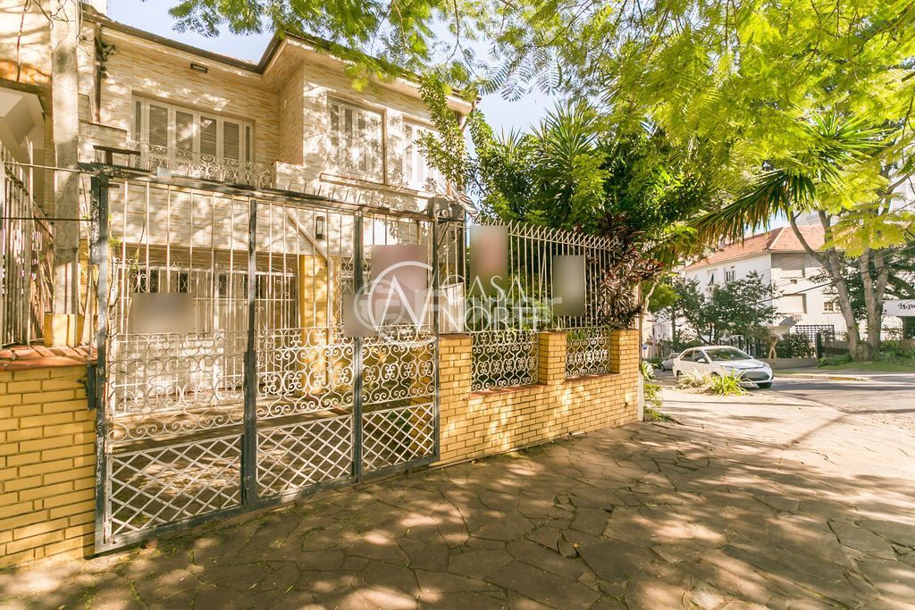 Casa à venda com 4 quartos, 235m², 2 suítes, 2 vagas, Rua Sinimbú no bairro Petrópolis em Porto Alegre