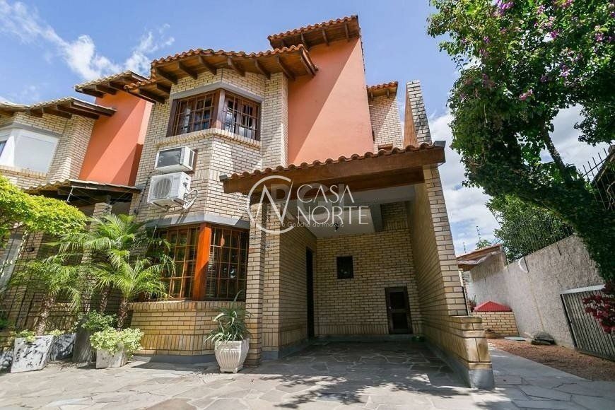 Casa à venda com 3 quartos, 147m², 1 suíte, 3 vagas, Rua Criciuma no bairro Guarujá em Porto Alegre